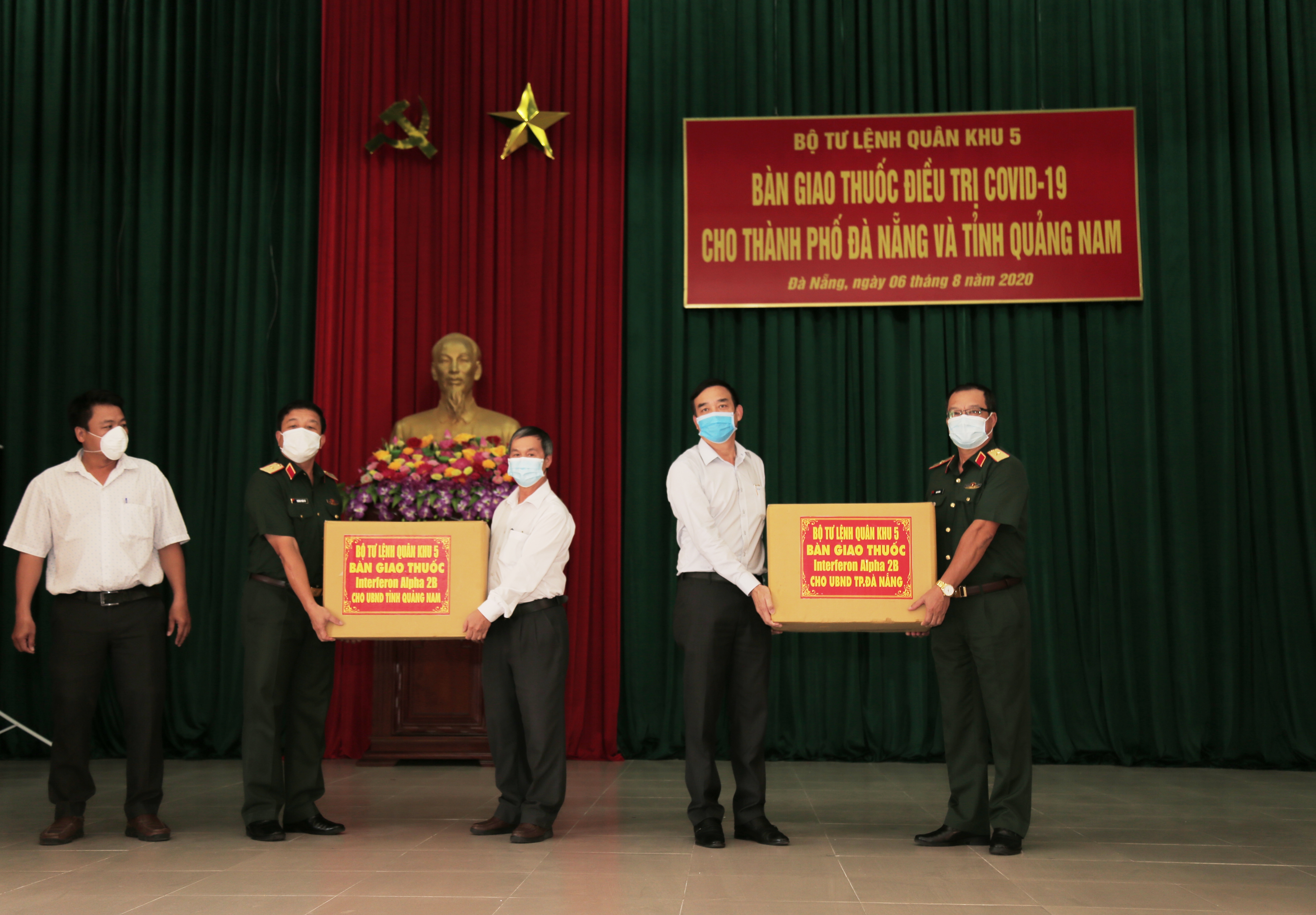 Quân khu 5 bàn giao thuốc, trang bị, vật tư y tế của Bộ Quốc phòng tặng Quảng Nam và thành phố Đà Nẵng